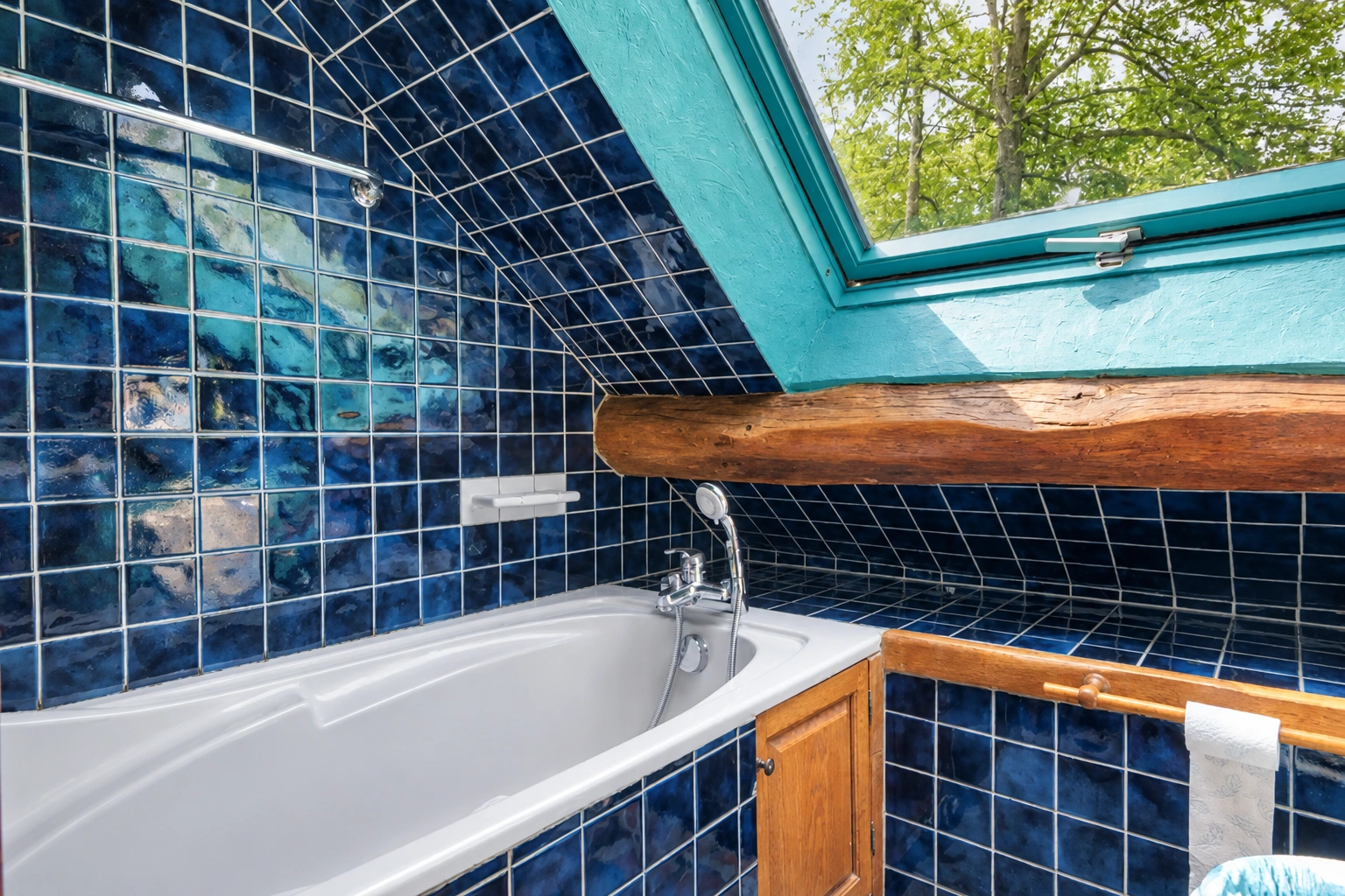 Das Badezimmer des großen Ferienhauses