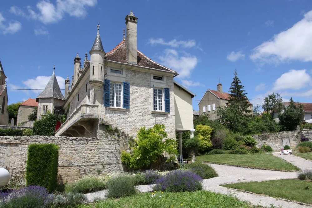 Le Prieuré de Buffon, su torre y sus jardines